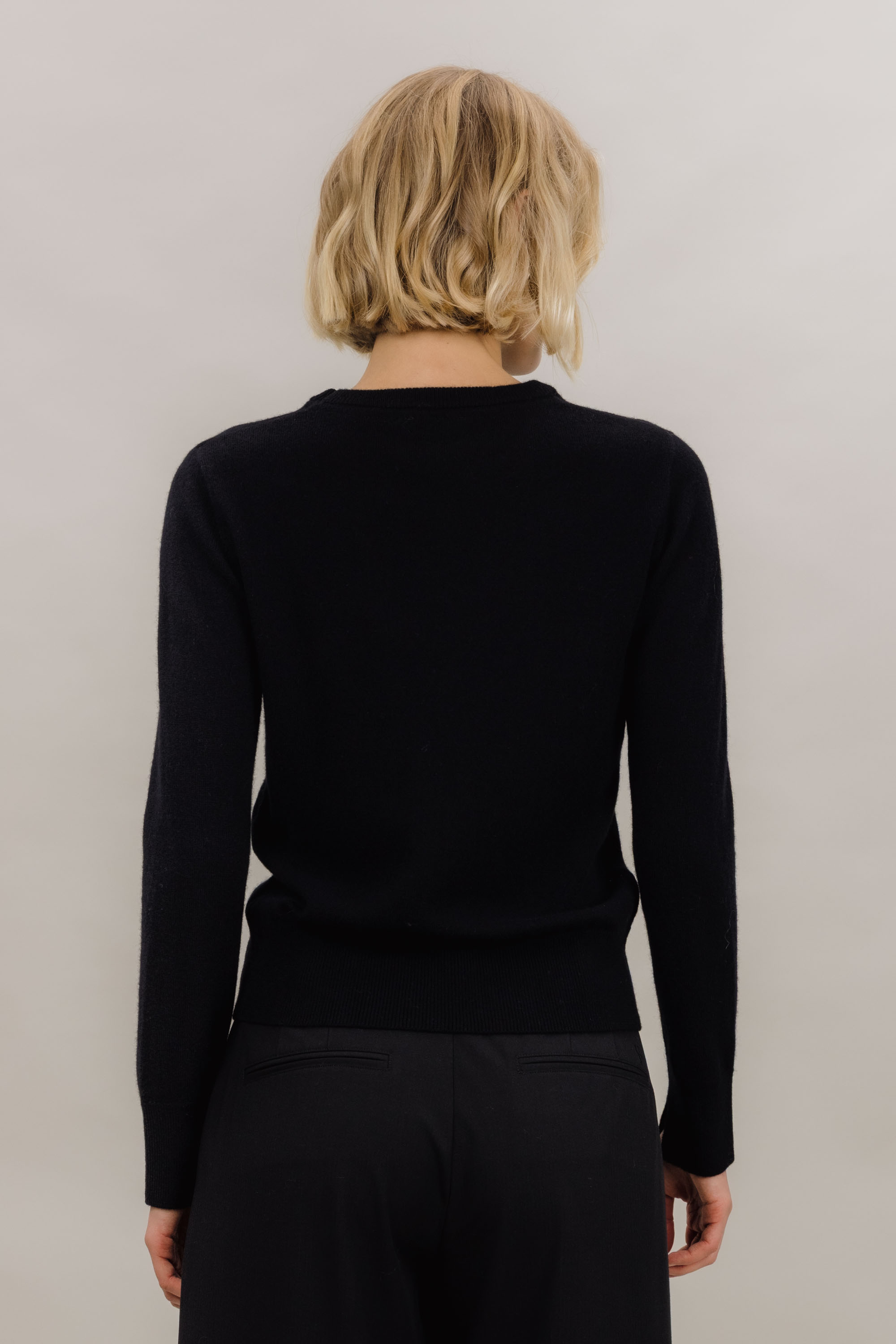 Urban Pioneers Female Bailey Crewneck SWEATER BLACK