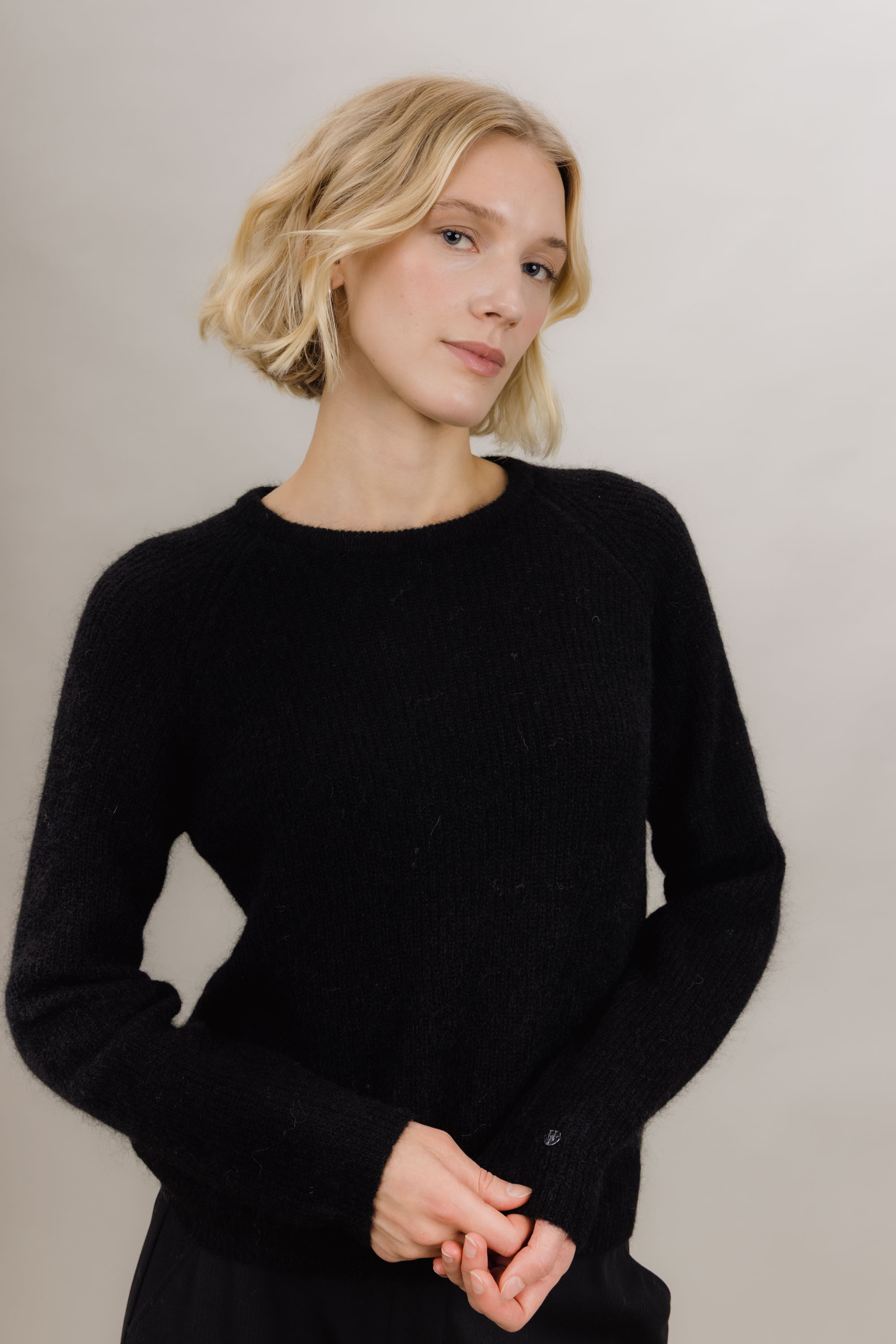 Urban Pioneers Female Betzy Sweater SWEATER BLACK