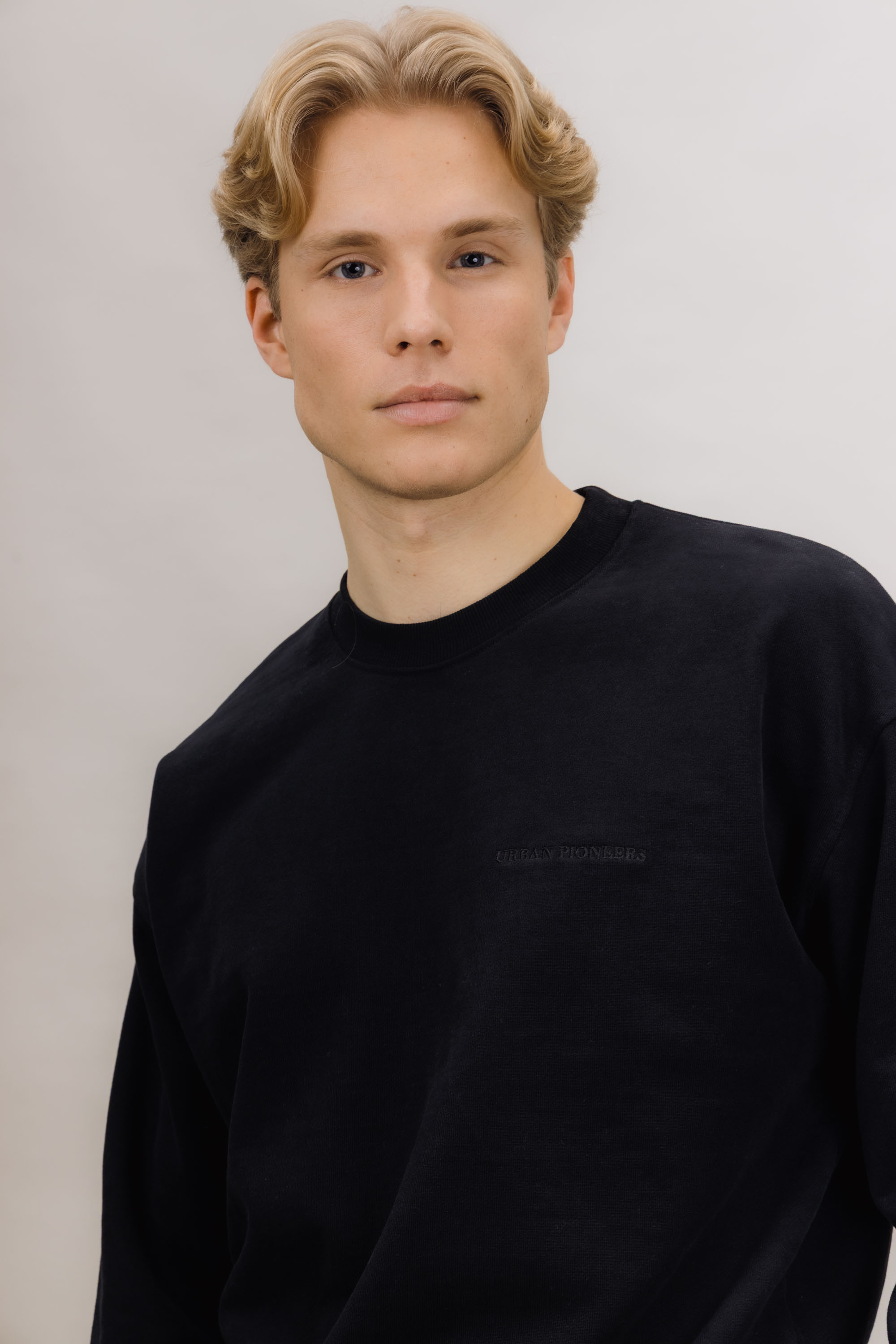 Urban Pioneers Male Chow Sweatshirt SWEATER BLACK